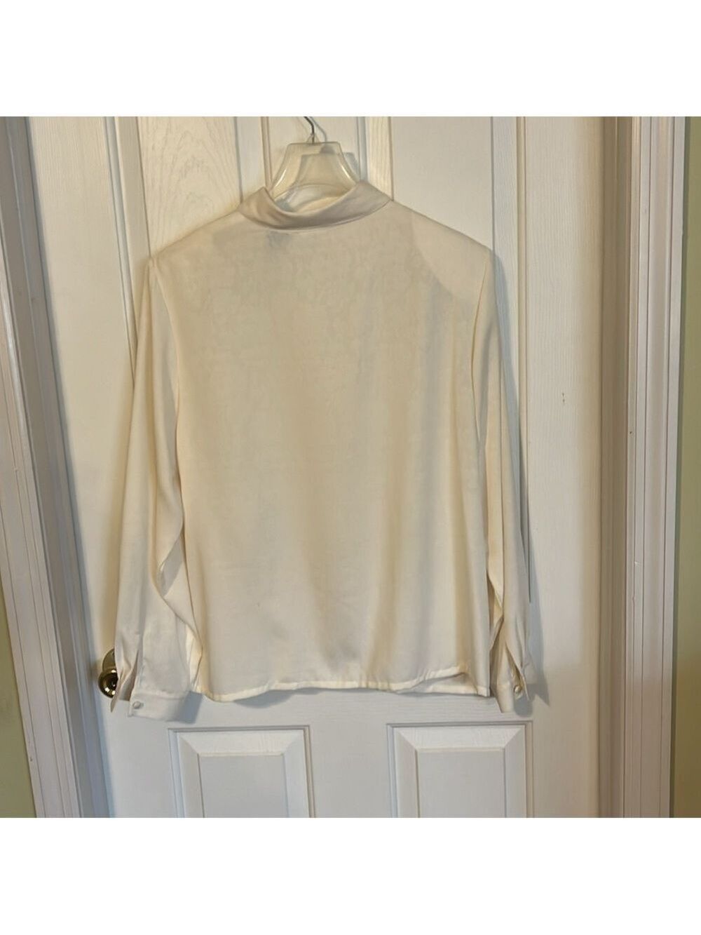 Napa Valley vintage blouse.Size L. Button up, sheer, subtle floral, long sleeve. - Picture 4 of 9